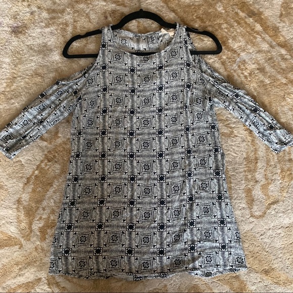 UO “staring at” open shoulder top XSQ - Picture 2 of 4